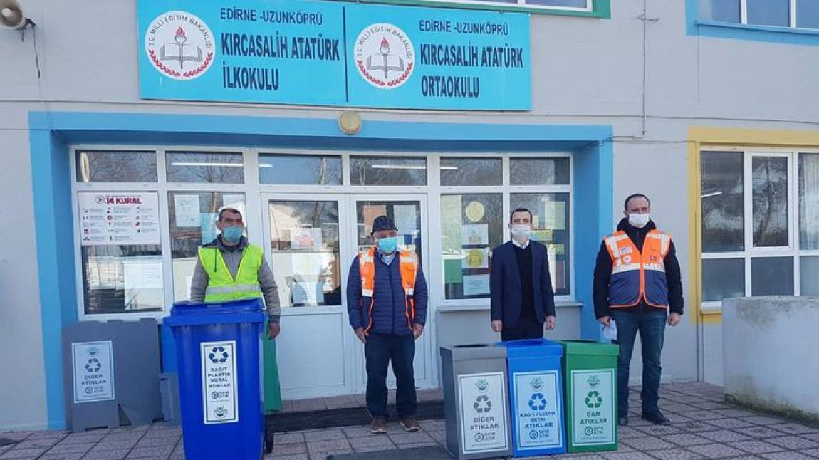 Sıfır Atık Projesi kapsamında Edirne Valiliği tarafından 22/02/2021 Pazartesi günü okulumuza  iç mekan atık kumbarası ve  dış mekan atık konteyneri temin edildi.
